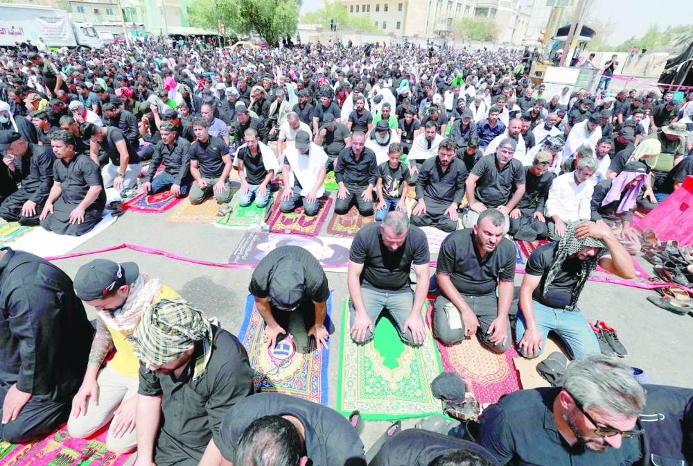 يواصلون اعتصامهم منذ 3 أسابيع
الآلاف من مناصري الصدر يقيمون صلاة الجمعة في المنطقة الخضراء ببغداد