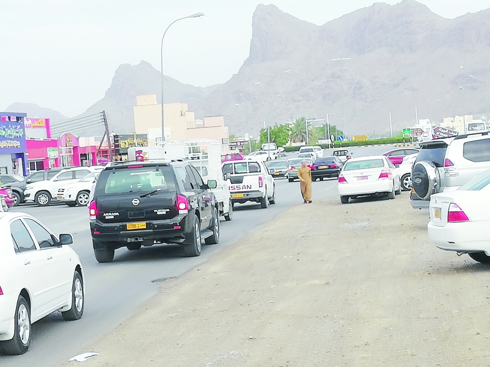 مطالبات بإعادة تأهيل وصيانة الطرق المتضررة في الحمراء