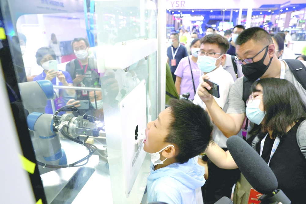 الصين توسع اختبارات الكشف عن كورونا لـ”تشمل الأسماك”.. وانخفاض مستوى الاصابات في بريطانيا خلال شهرين