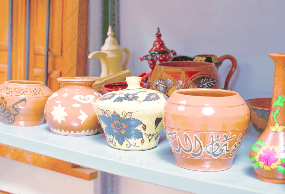 تأهيل عدد من نزلاء السجون في صناعة الفخار