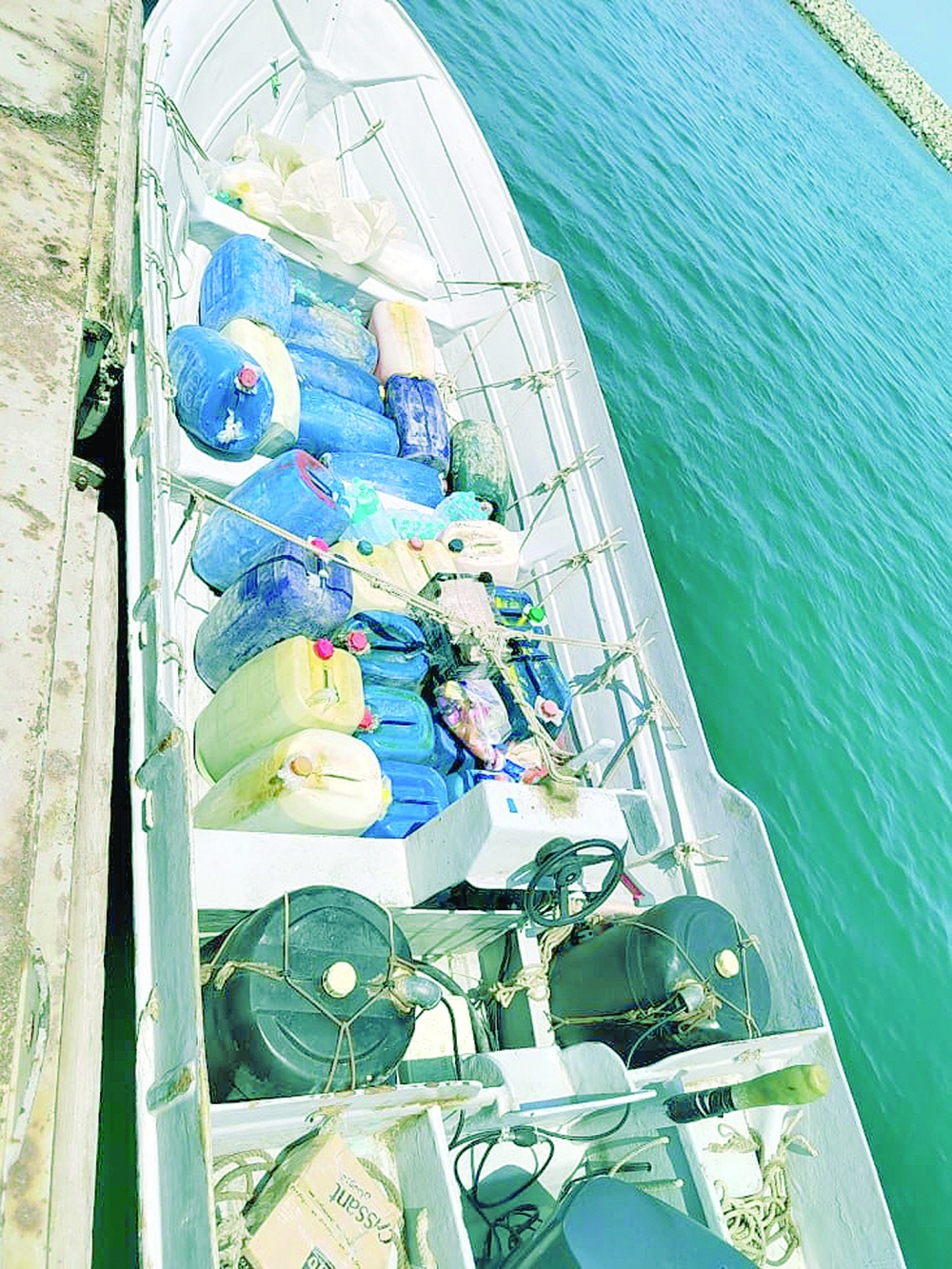 ضبط مهربي مشتقات نفطية بالقرب من ميناء خصب