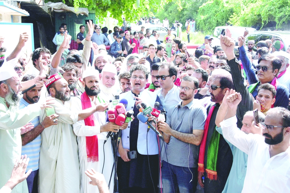 يواجه مجموعة من التهم ومخاوف من حدوث اضطرابات
أنصار عمران خان يحذرون من اعتقاله بعد انتقاده القضاء