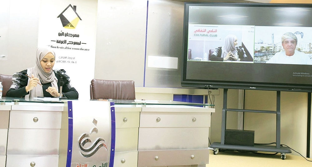 باحثون يواصلون تقديم أوراقهم في «مسرح الغرفة»