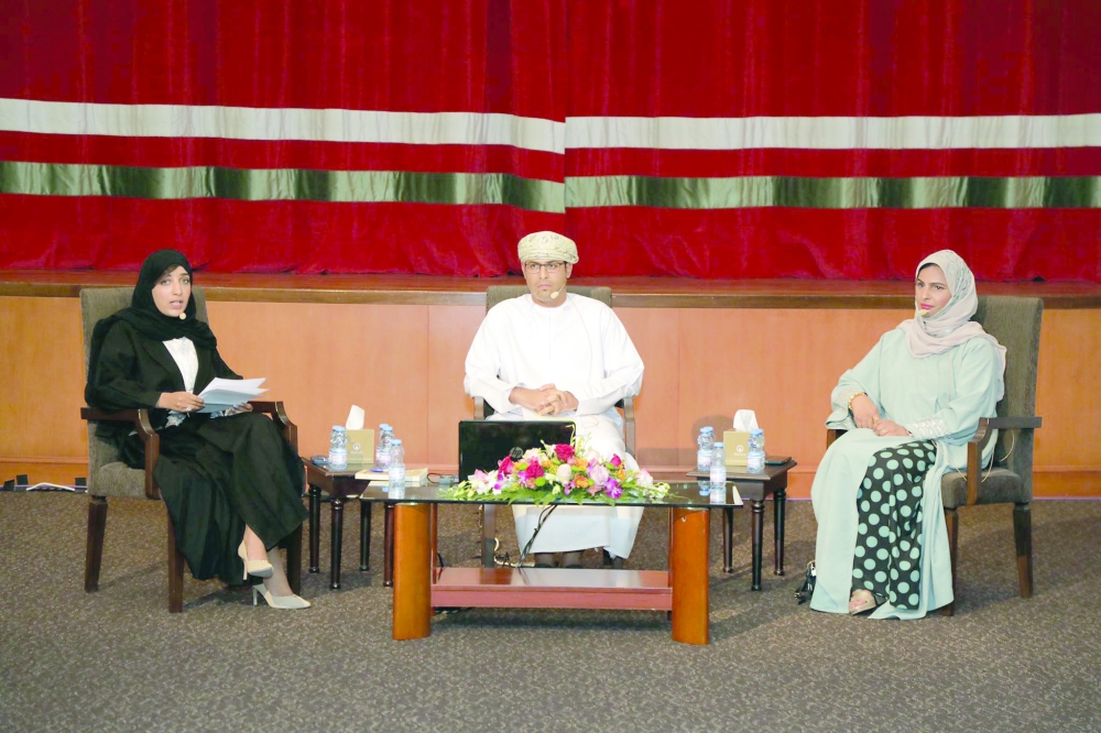 جلسة حوارية تناقش رواية “لا يذكرون في مجاز” ببيت الزبير
هدى حمد: “مطاردة من قبل شخصيات متخيلة ولا أشعر أني خرجت من مجاز”