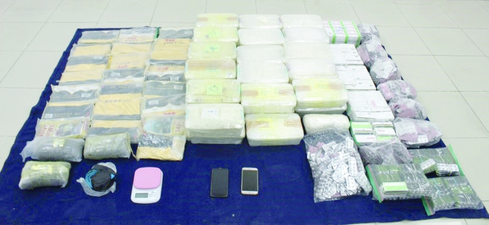 القبض على مهرب مخدرات وآسيويين لسرقة عدة منازل