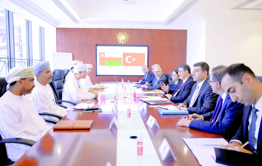 سلطنة عمان وتركيا تبحثان الاستثمار المشترك في الطاقة المتجددة