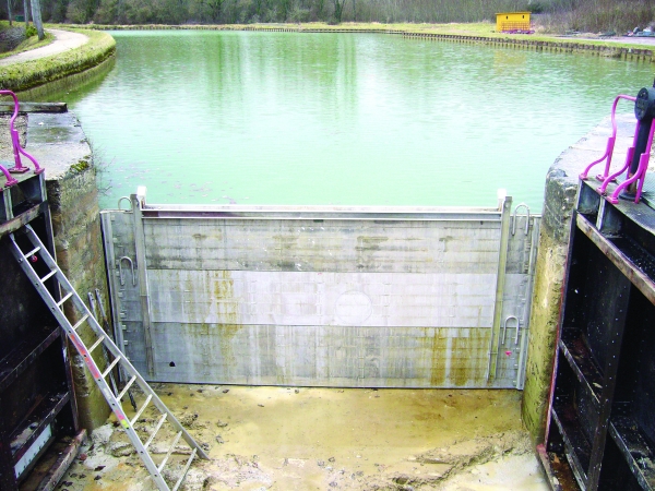 Protecting buildings and homes with demountable flood barriers