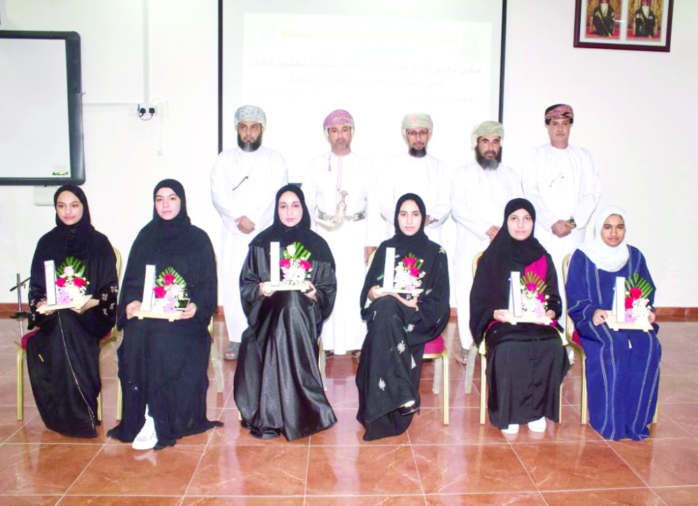 تكريم الطلبة المجيدين في الدبلوم العام بالرستاق