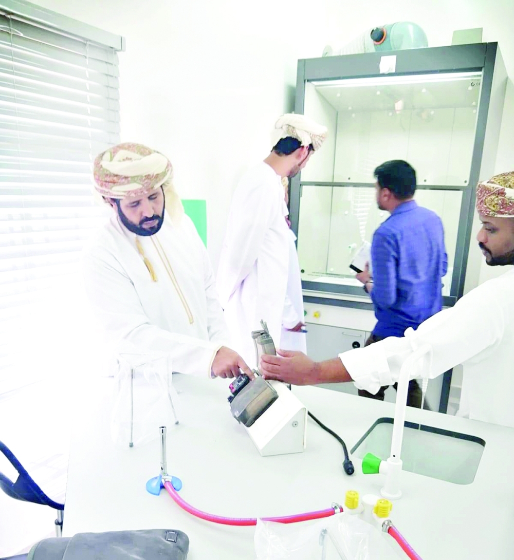 تجهيز عدد من مختبرات العلوم بمدارس ظفار