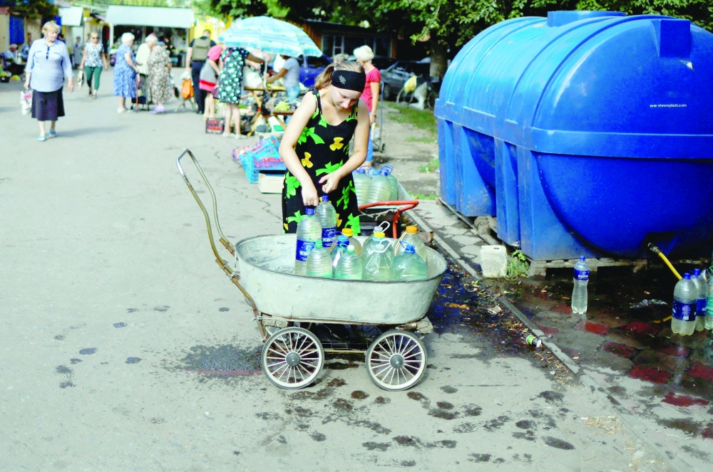 روسيا تدعم قواتها المسلحة ب137 الف جندي ليصل تعدادها 2.04
الأمم المتحدة تطلب وقف الهجوم ونزع السلاح حول “زابوريجيا” وألمانيا تعزز دعمها لأوكرانيا
مقتل 5587 مدنيا وإصابة 7890 وفرار 6,8 ملايين منذ بدء الحرب