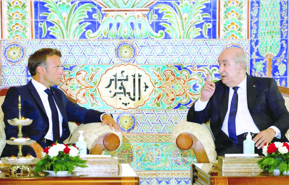 ماكرون يزور الجزائر سعيا لتحسين العلاقات