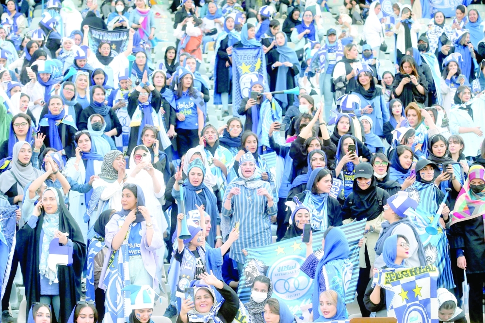 إيرانيات يحضرن مباراة للمرة الأولى !