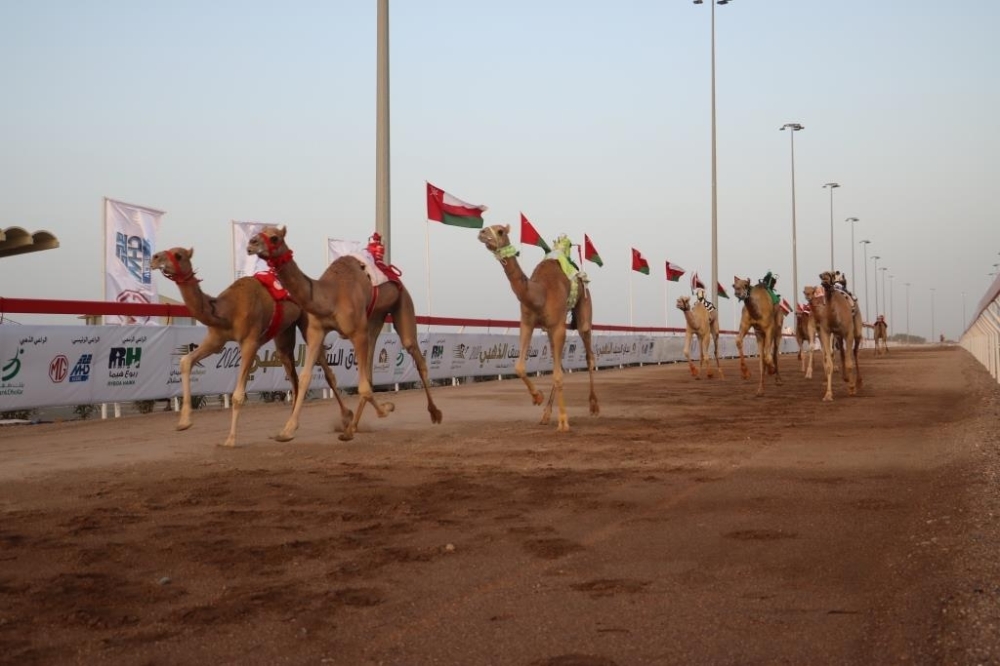 اختتام سباق الهجن “السيف الذهبي” بميدان البشائر بأدم