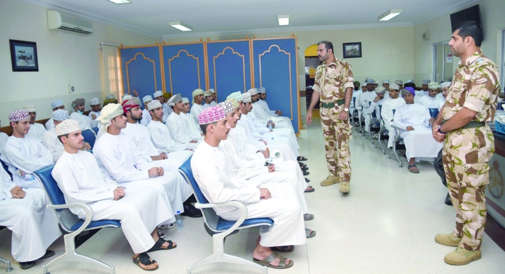 تسريع إجراءات تجنيد الضباط المرشحين بقوات السلطان المسلحة