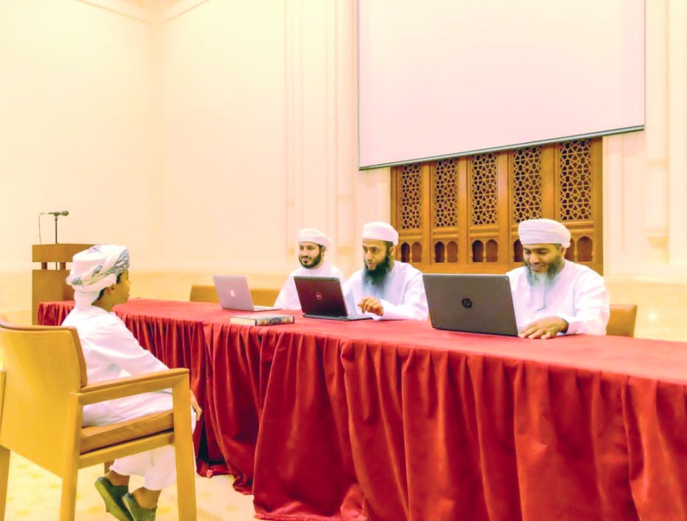 تقييم 460 من المتسابقين لجائزة نزوى للقرآن الكريم