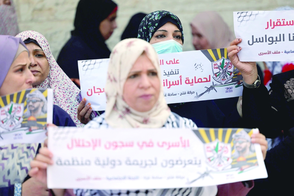 ألف أسير فلسطيني يباشرون إضرابا عن الطعام الخميس المقبل
اشتية:حكومة الاحتلال تتحمل مسؤولية المساس بحقوق المعتقلين