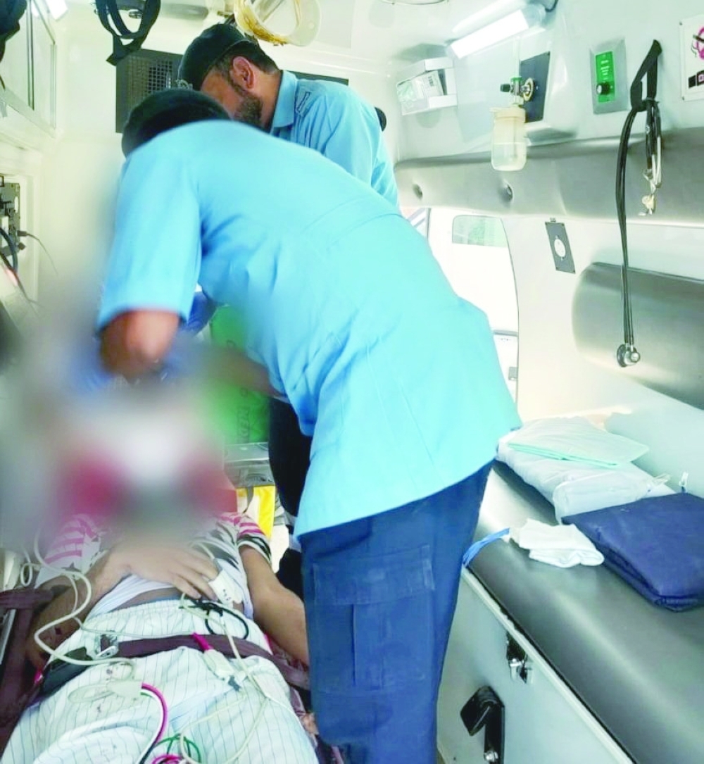 إسعاف مواطن سقط من جبل بصحار