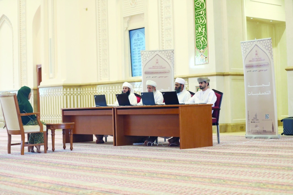 تواصل التصفيات الأولية لمسابقة السلطان قابوس للقرآن الكريم بالداخلية