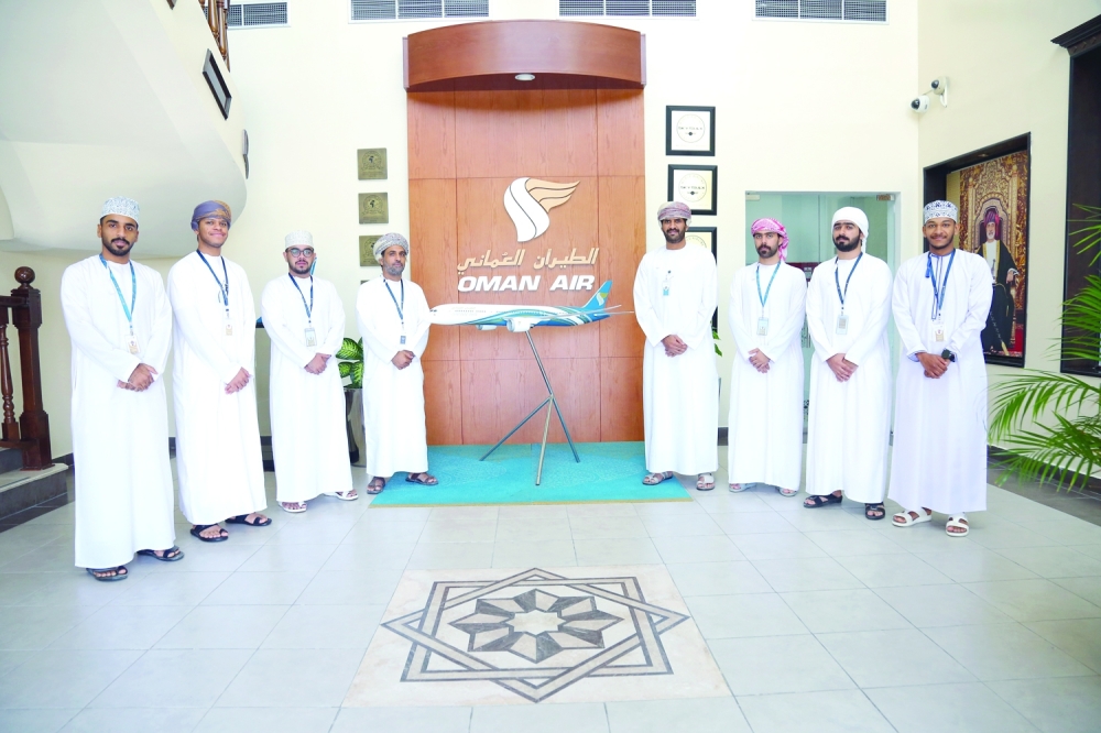 «الطيران العُماني» يقدم برامج تدريبية ويعرف بالخدمات اللوجستية