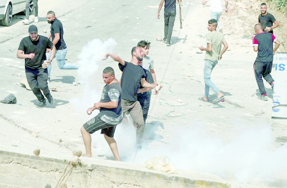 اعتقال 3 بعد اشتباك مسلح
إصابة 4 فلسطينيين برصاص الاحتلال في نابلس