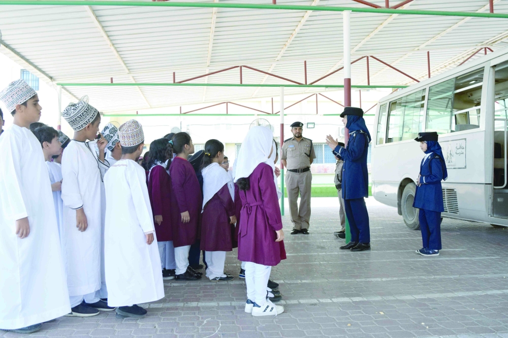 الشرطة تسخر إمكاناتها لتأمين السلامة المرورية لطلبة المدارس