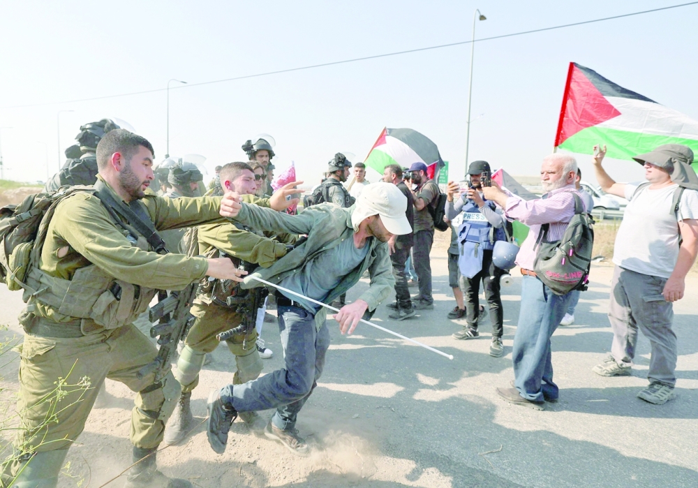 إطلاق حملة “إنقاذ مرضى غزة” للمطالبة بإنهاء قيود الاحتلال
ألف أسير فلسطيني يضربون عن الطعام اليوم وتحذيرات من تعسف “اسرائيلي” ضدهم