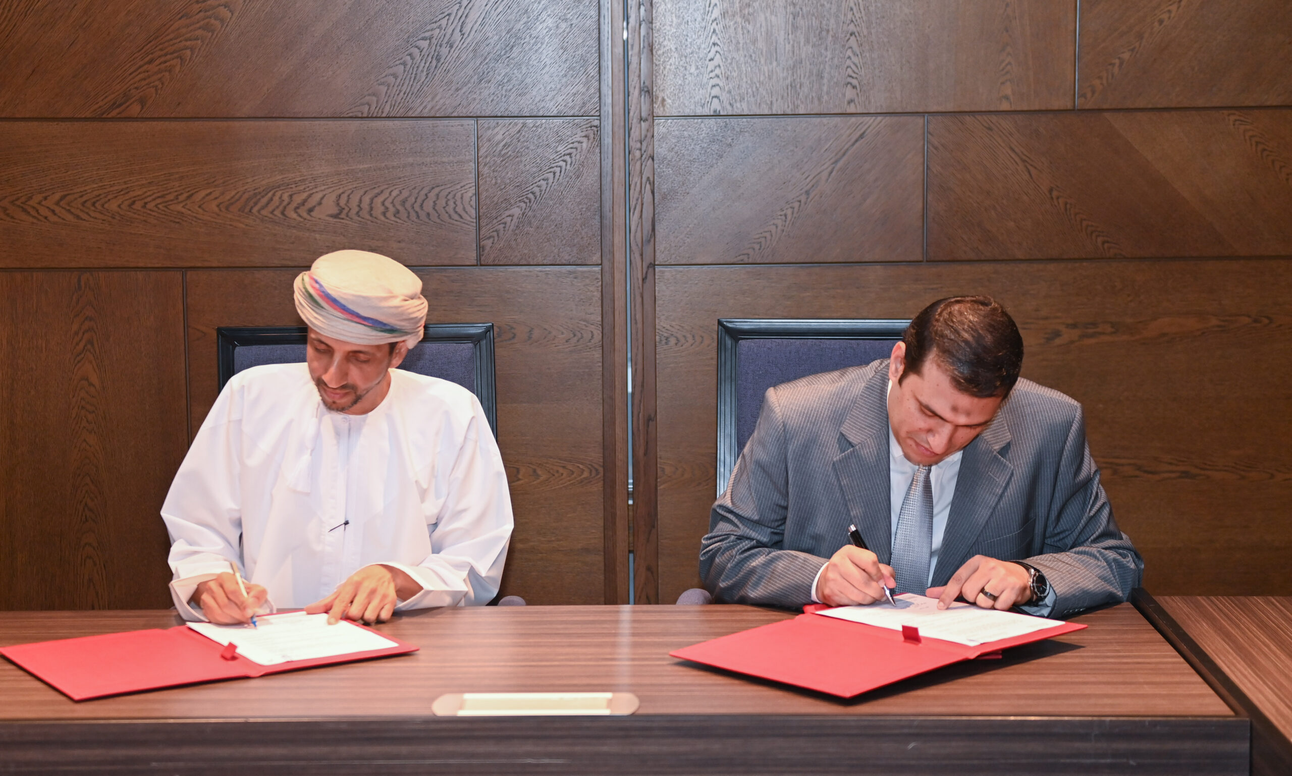 توقيع اتفاقيتَين في مجال الشبكات وأنظمة أمن المعلومات الإلكترونية في محافظة مسندم