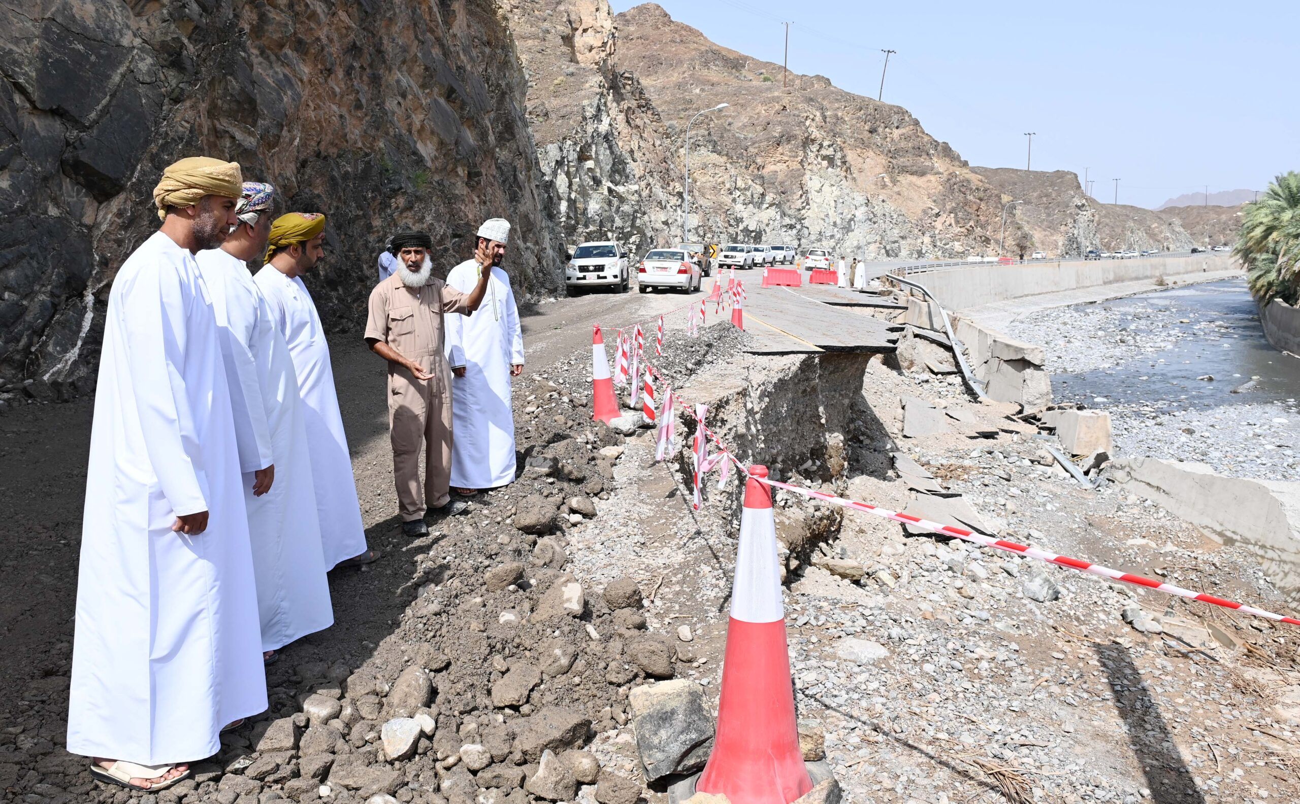 الجهات المعنية تبذل جهودًا لإعادة الخدمات الأساسية المتضرّرة من الأمطار بولايتي العوابي والرستاق