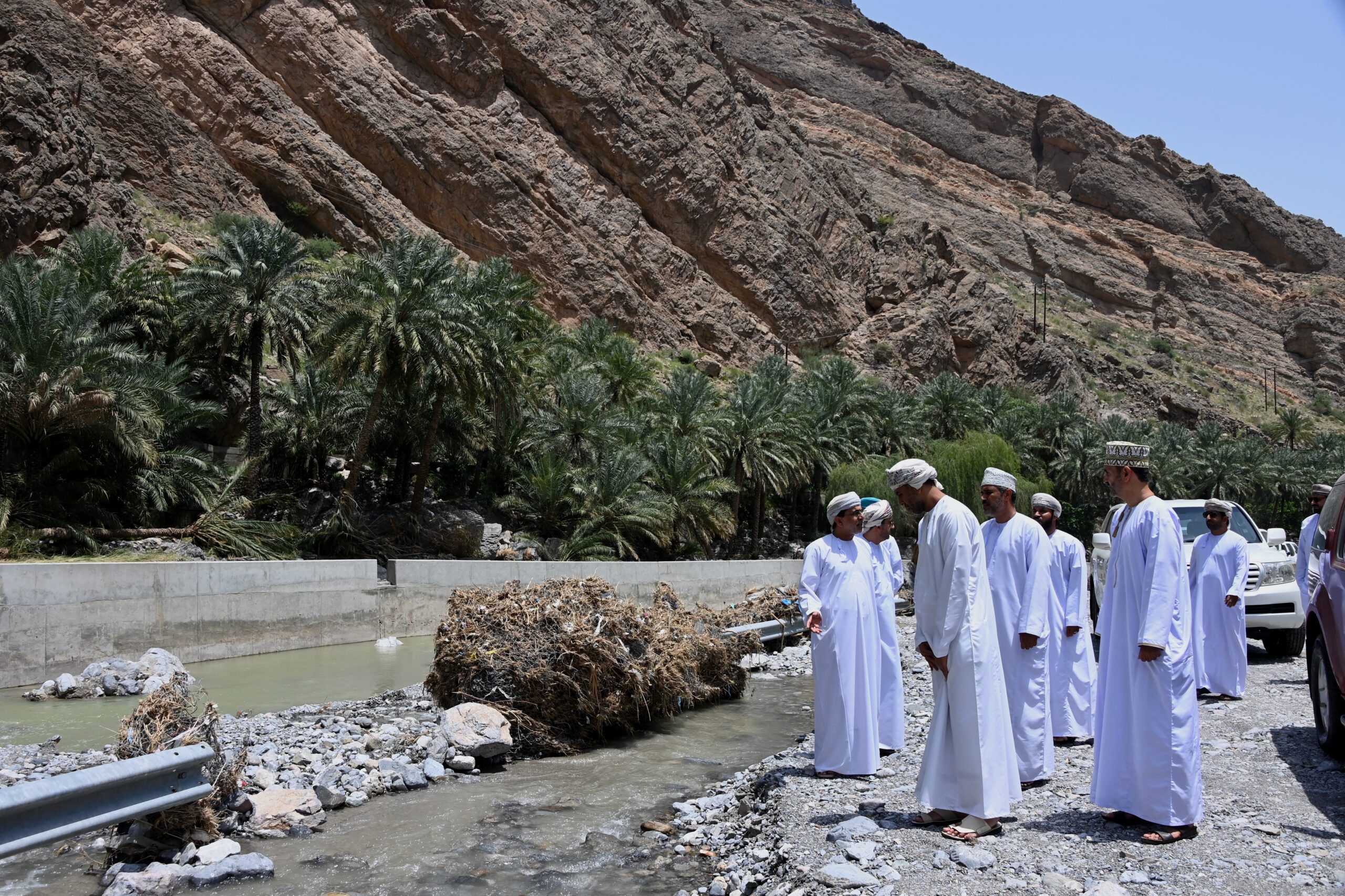 عددٌ من المسؤولين يزورون المناطق المتأثرة بالأمطار الغزيرة بمحافظة جنوب الباطنة