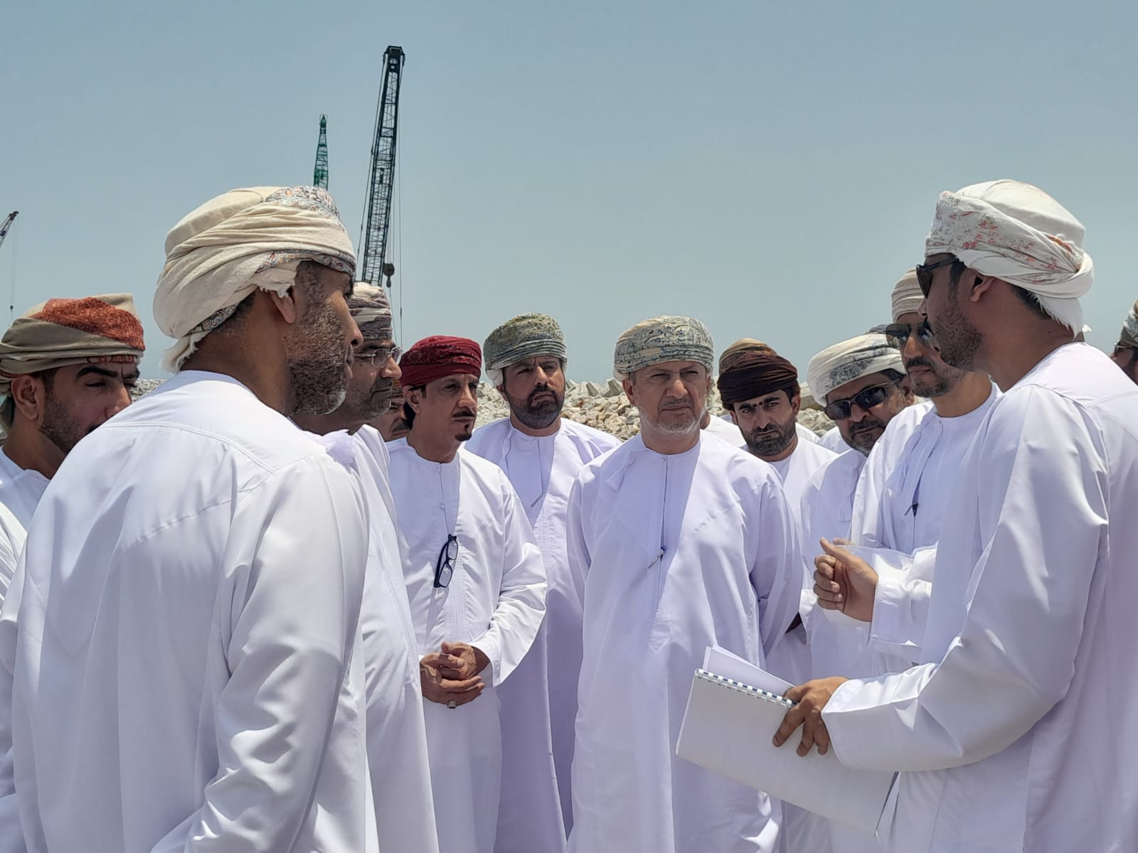 عددٌ من المسؤولين يزورون محافظة مسندم للاطّلاع على تأثيرات الأمطار الغزيرة