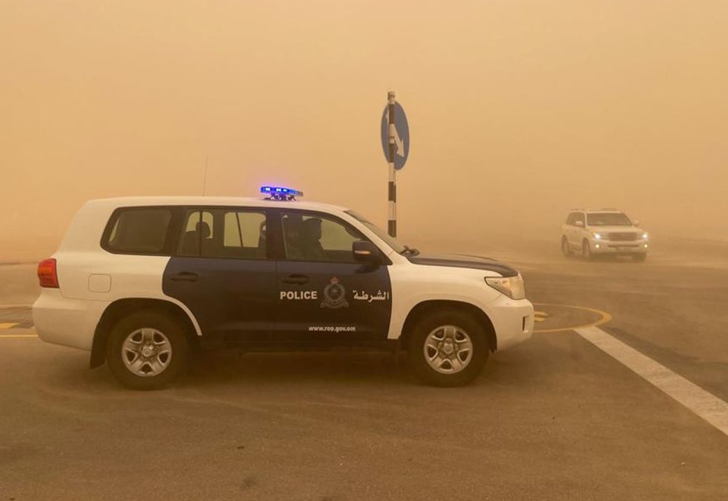 الجهات المعنية تواصل جهودها للحد من تأثيرات حالة الغبار النشطة 1 الجهات المعنية تواصل جهودها للحد من تأثيرات حالة الغبار النشطة