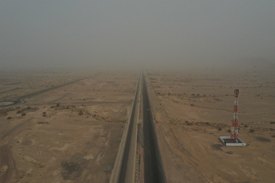 الجهات المعنية تواصل جهودها للحد من تأثيرات حالة الغبار النشطة 2 62f8c98885bbd
