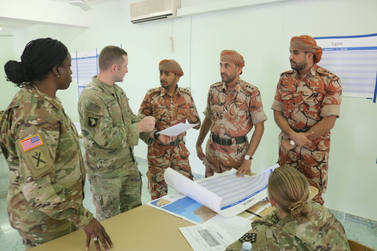 الجيش السلطاني العُماني بمشاركة وحدات عسكرية أمريكية ينفذ التمرين العسكري (وادي النار)