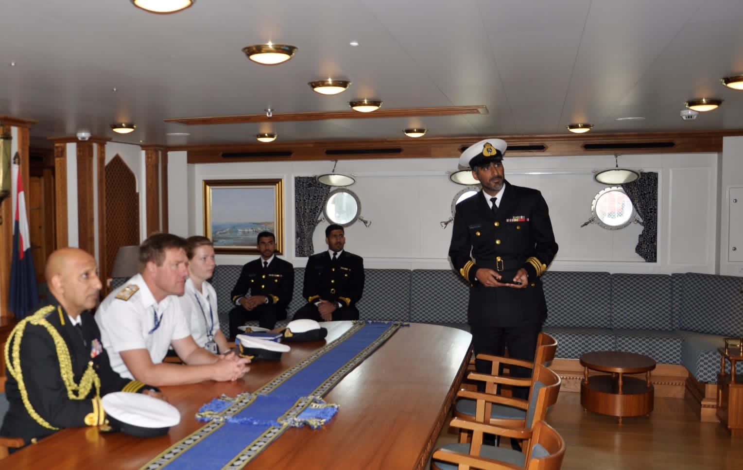 رئيس هيئة الأركان البحرية الملكية البريطانية يزور سفينة شباب عمان الثانية