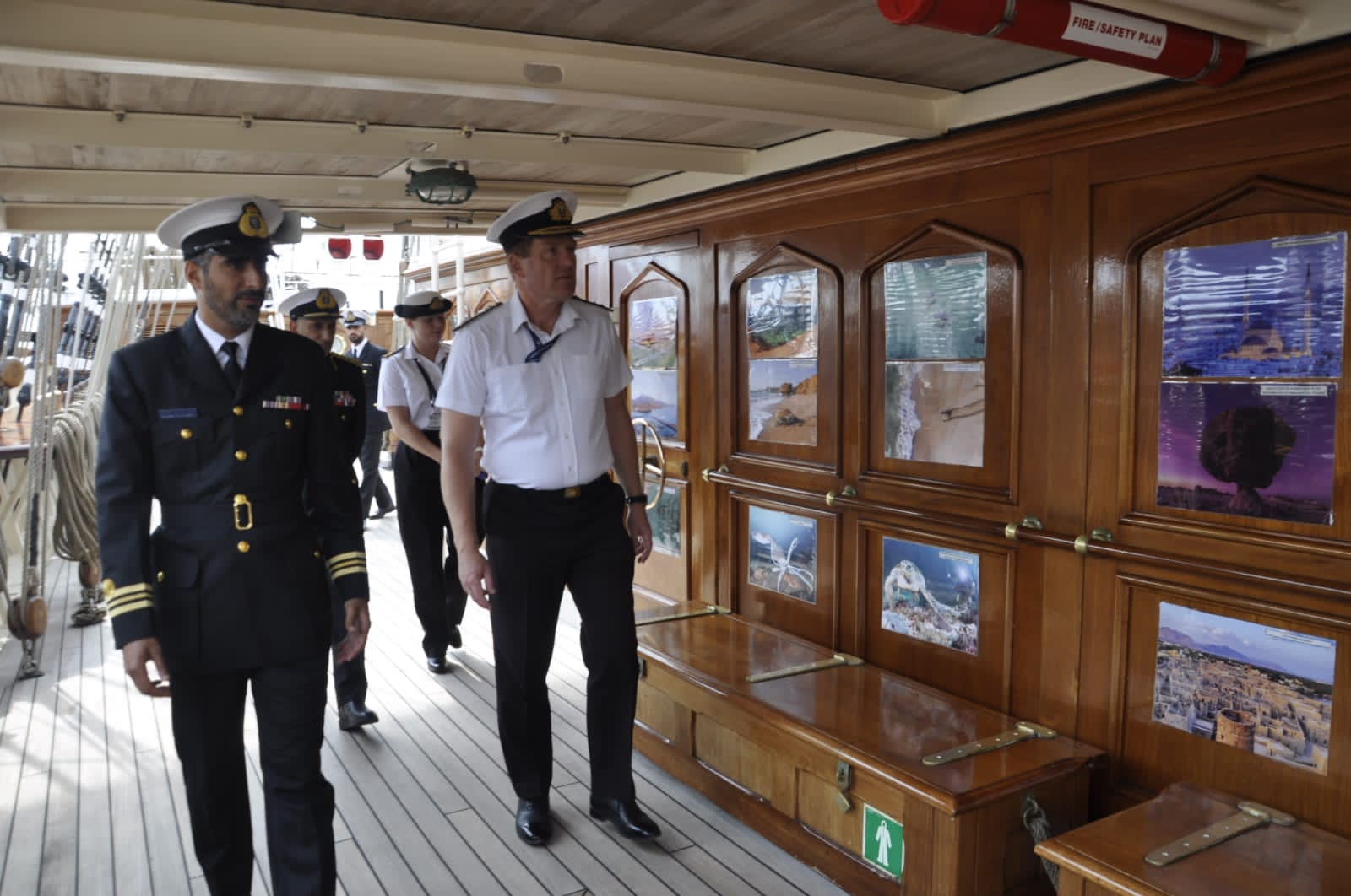 رئيس هيئة الأركان البحرية الملكية البريطانية يزور سفينة شباب عمان الثانية 2 62fa9e3e6079a