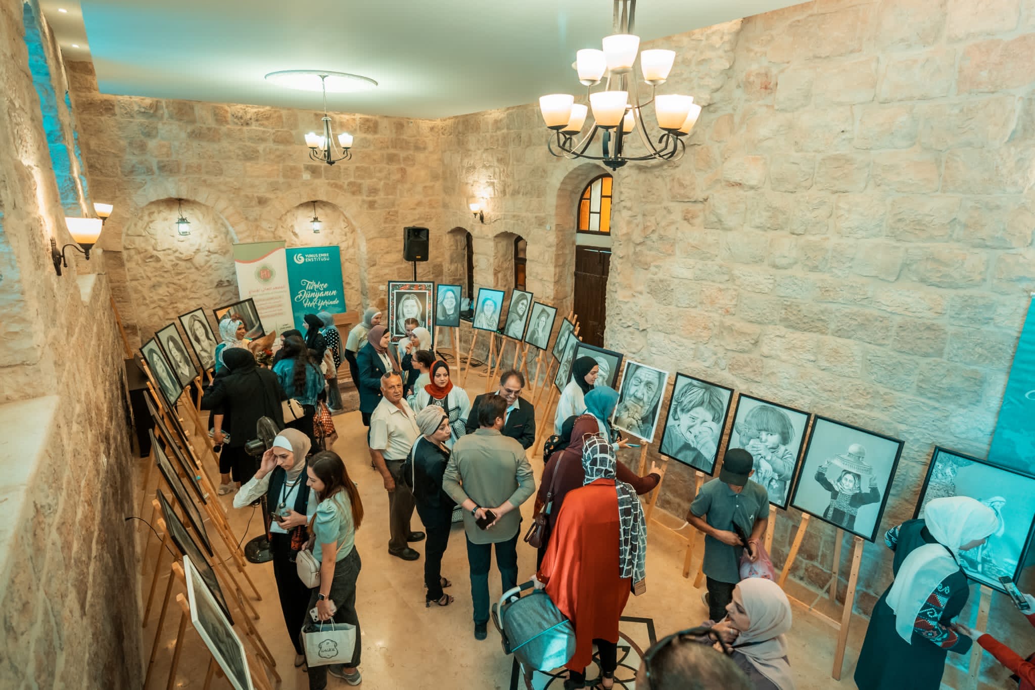 معرض في القدس المحتلة يجمع الفلسطينين بحاضرهم وماضيهم