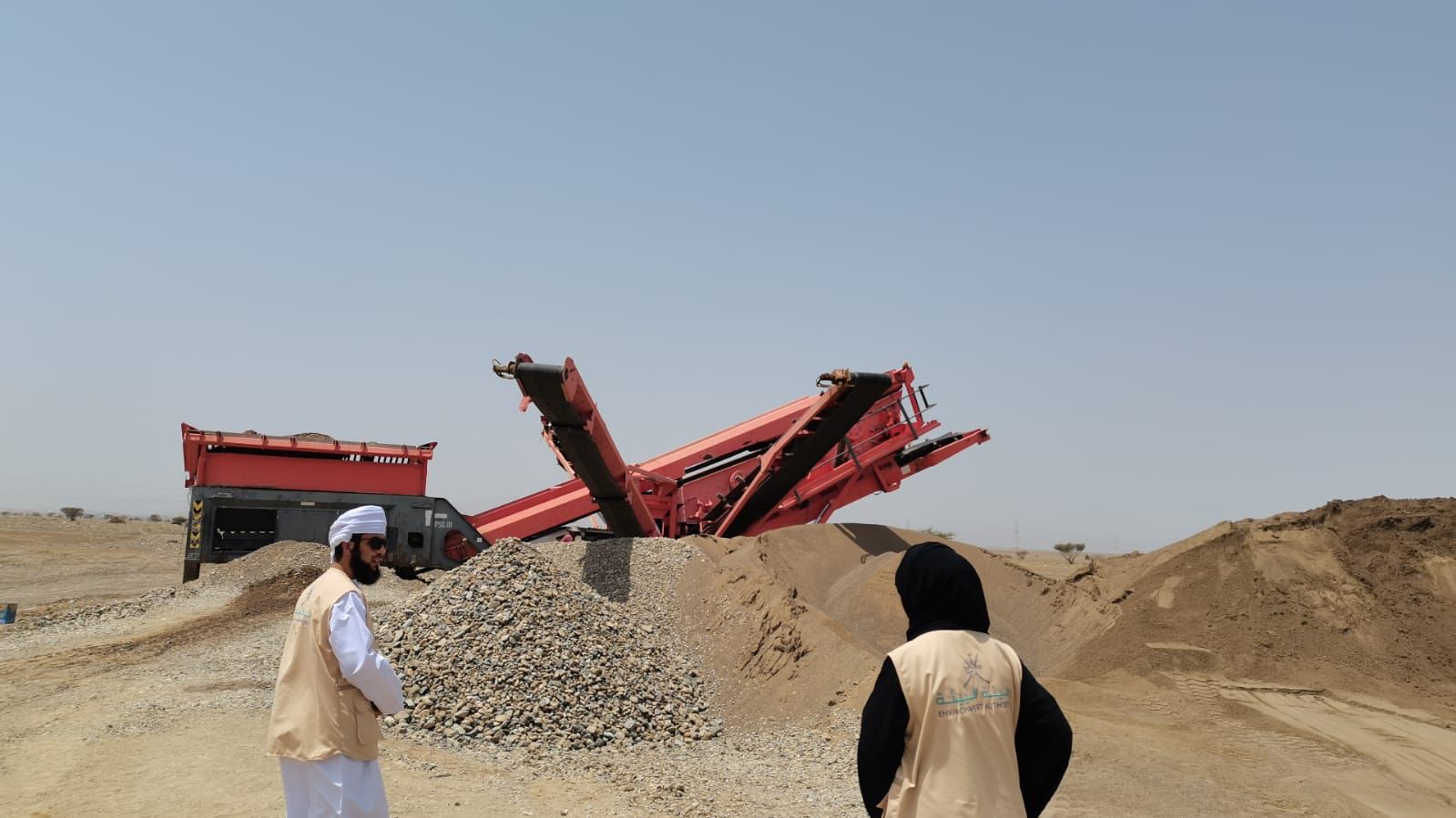 مركز البيئة بالسويق يضبط عمالة وافدة مخالفة يقوموا بجرف التربة