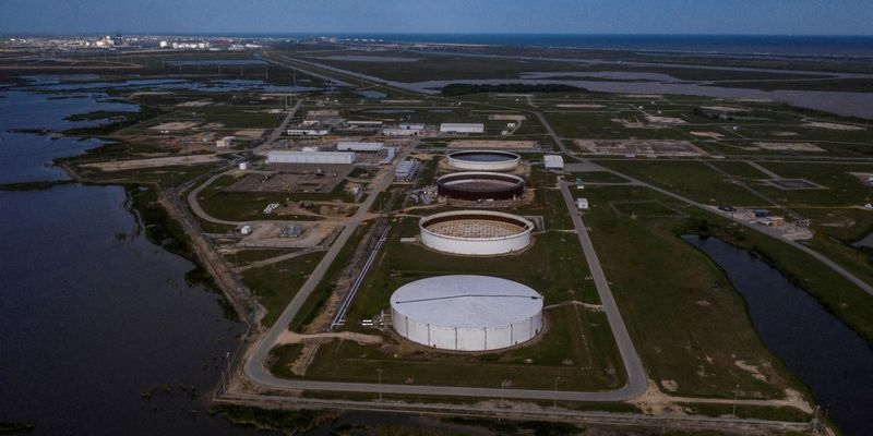 هبوط مخزونات النفط الأمريكية الأسبوع الماضي بفعل انخفاضٍ في الواردات