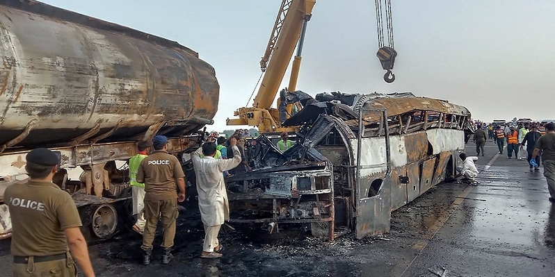 مصرع 20 شخصًا في حادث اصطدام بين حافلة وصهريج في باكستان