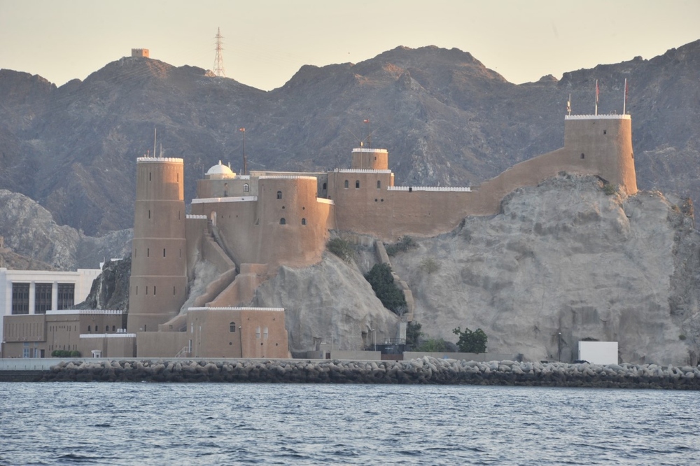 قلعة الميراني المطلة على مدخل بحر عُمان