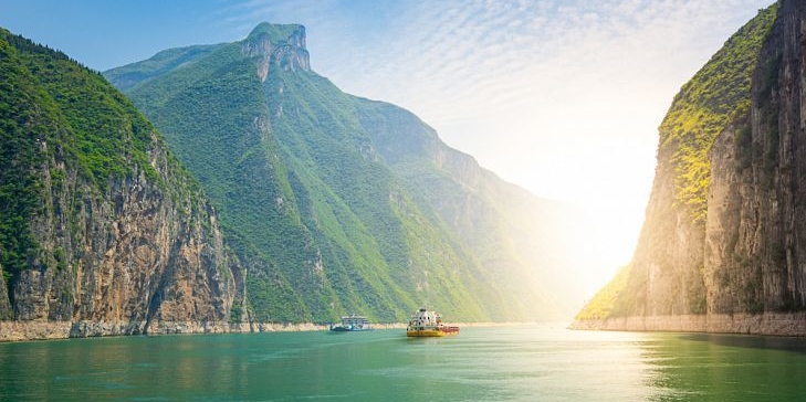 اكتشاف تماثيل أثرية عقب انحسار المياه في نهر يانغتسي الصيني