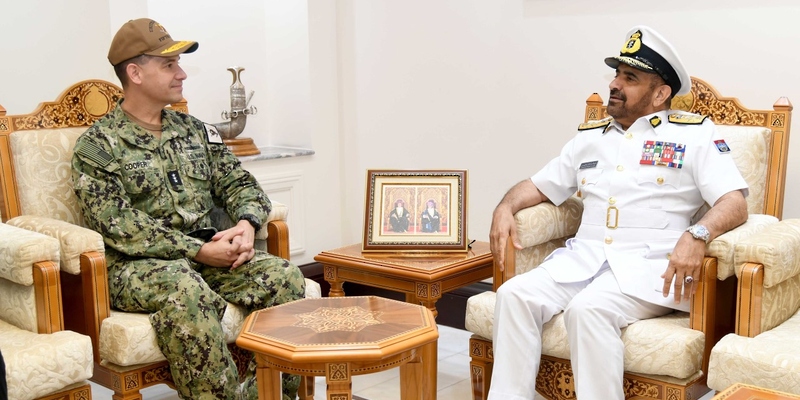 رئيس أركان قوات السلطان المسلحة يستقبل مسؤولًا عسكريًّا أمريكيًّا