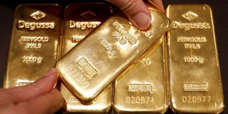 الذهب يهبط مع صعود الدولار ومخاوف رفع أسعار الفائدة الأمريكية