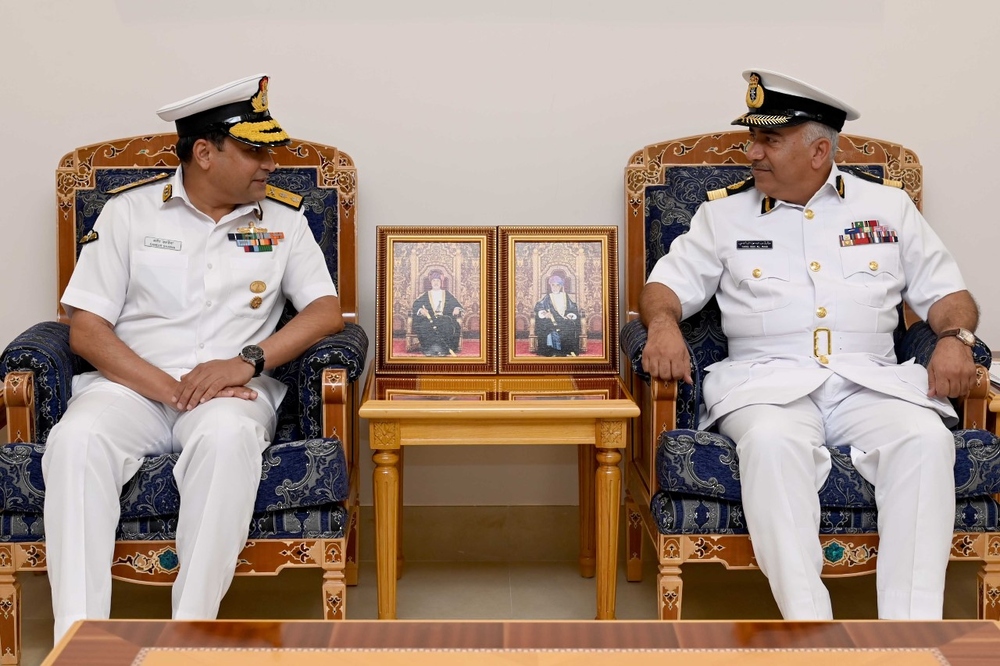 قائد البحرية السلطانية العمانية بالإنابة يستقبل قائد الأسطول الغربي للبحرية الهندية