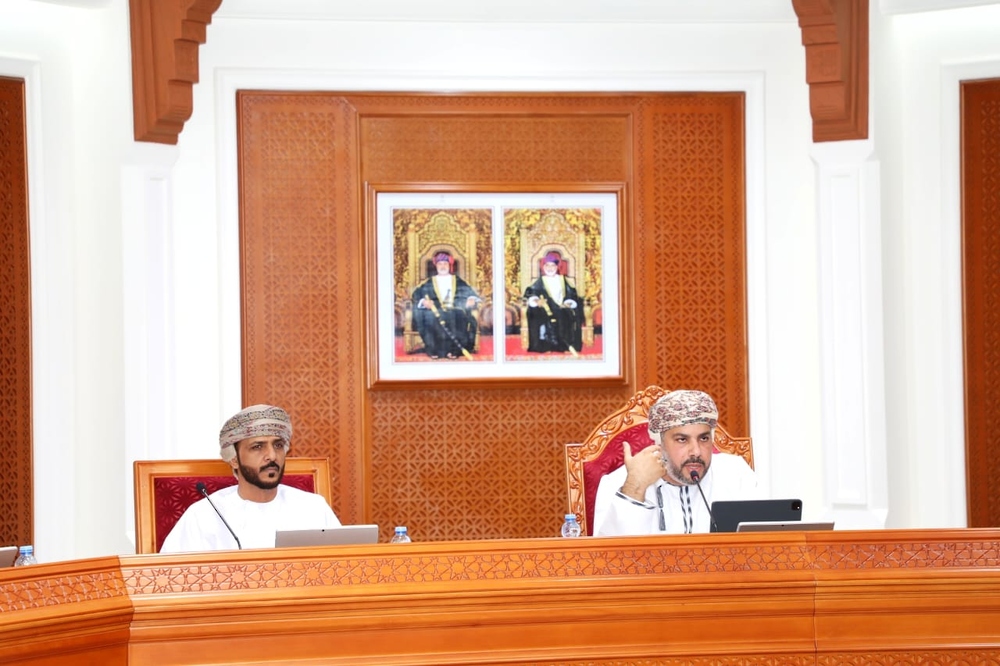 محافظ ظفار يلتقي مع طلبة الجامعات والكليات