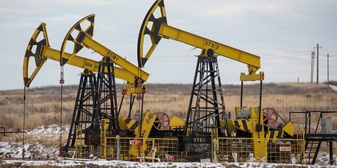 النفط يتراجع 3 بالمائة بفعل مخاوف الركود