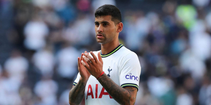 توتنهام يضم الأرجنتيني روميرو رسميًا حتى 2027