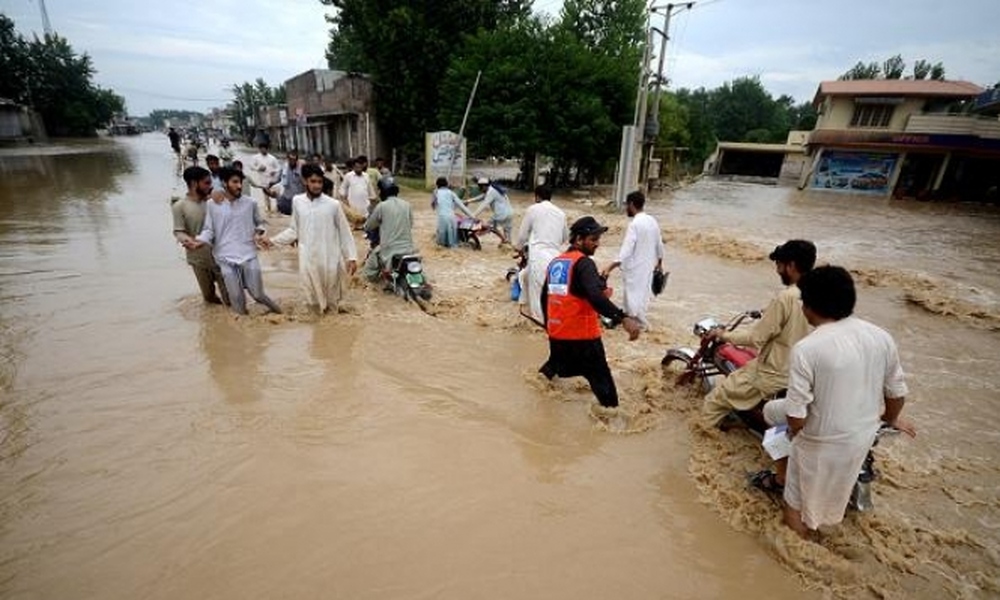 ارتفاع حصيلة ضحايا الفيضانات في باكستان إلى 1033 شخصًا