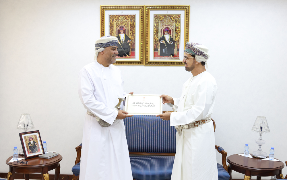 تسليم إجازة قنصلية بوزارة الخارجية