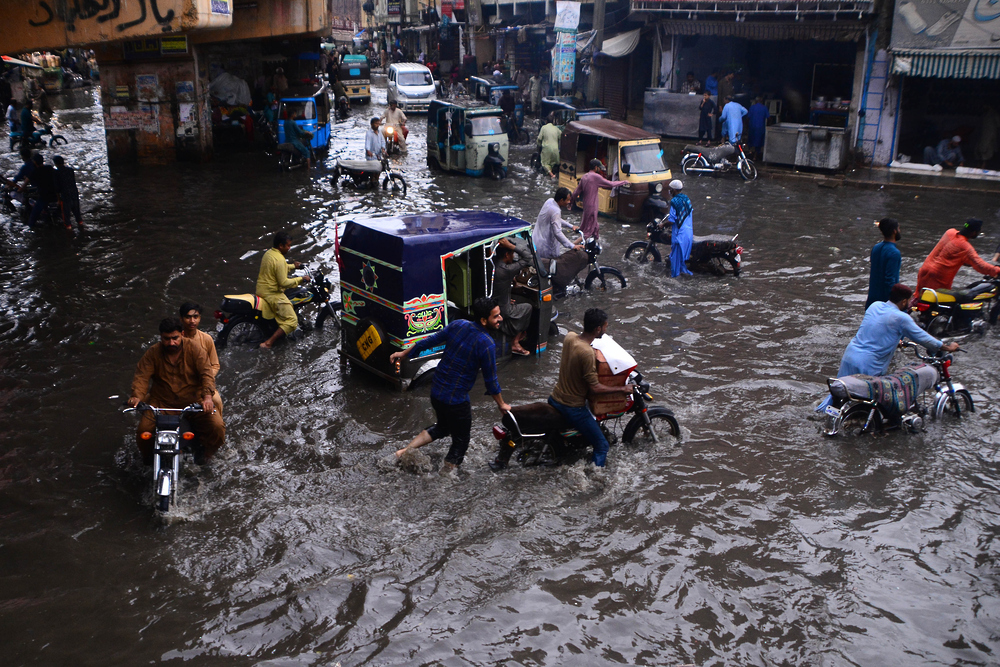 جهود لإنقاذ ملايين المتضررين من فيضانات باكستان